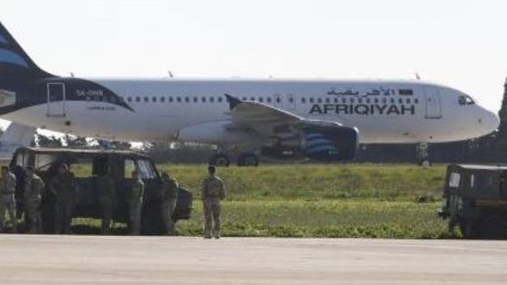 خاطفو الطائرة الليبية يطالبون بمنحهم اللجوء الى إحدى دول أوروبا