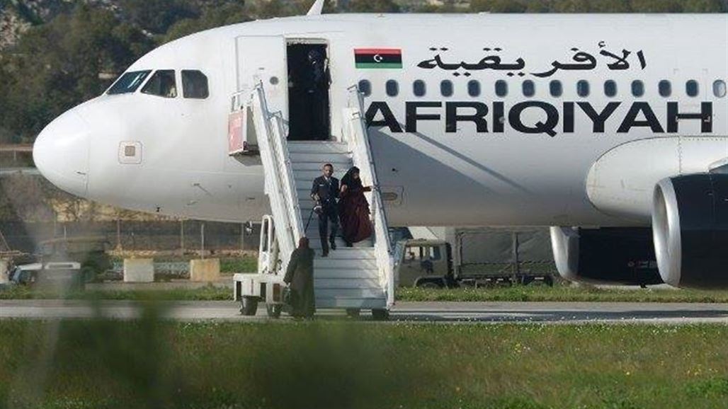 خاطفا الطائرة الليبية يسلمانها بعد الإفراج عن الطاقم