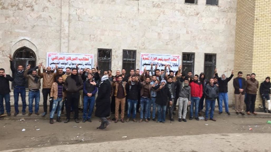 المئات يتظاهرون ببغداد للمطالبة بإقالة رئيس ديوان الوقف الشيعي وعميد كلية الامام الكاظم