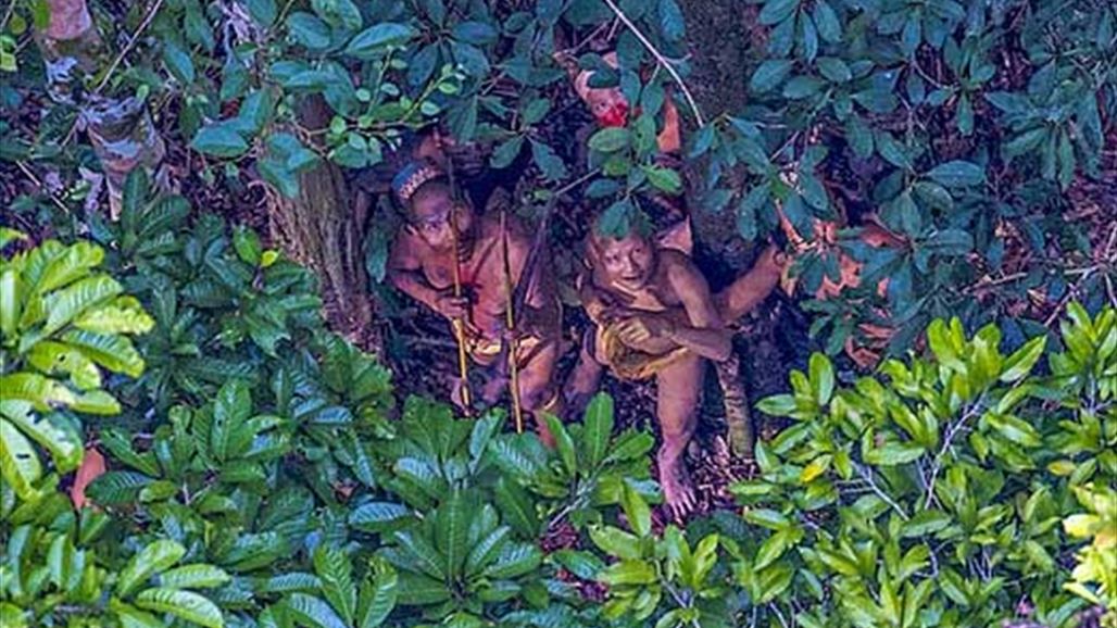بالصور:  قبيلة من العصر الحجري تعيش بين غابات الأمازون