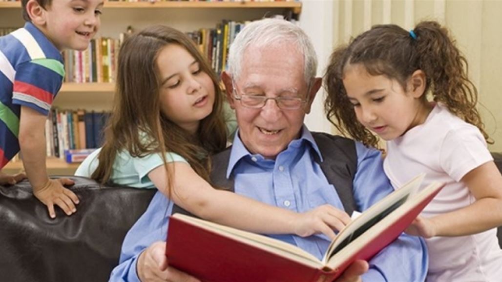 دراسة: الأجداد الذين يساعدون في رعاية الأحفاد يعيشون لفترة أطول