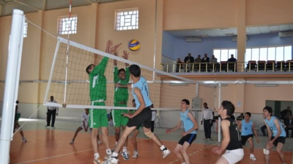 بالصورة.. "عمود مائل ومنضدة خشبية" في بطولة رسمية بكرة الطائرة بالعراق