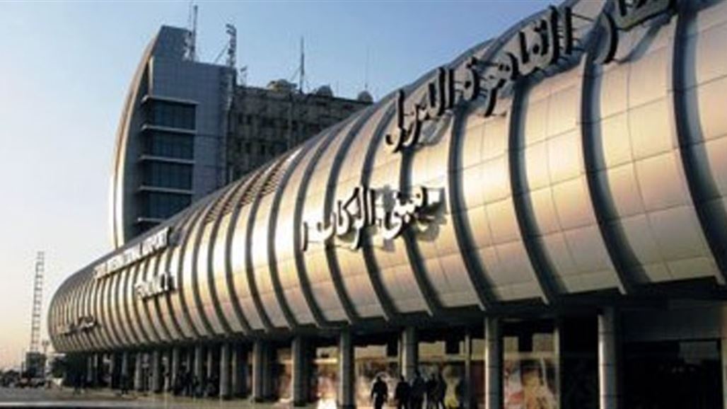 مسافرة كويتية تبث الرعب في مطار القاهرة بعد إصطحابها ثعباناً طوله 2م