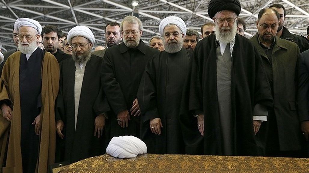 الخامنئي يصلي على جثمان رفسنجاني ليوارى الثرى في مرقد الخميني