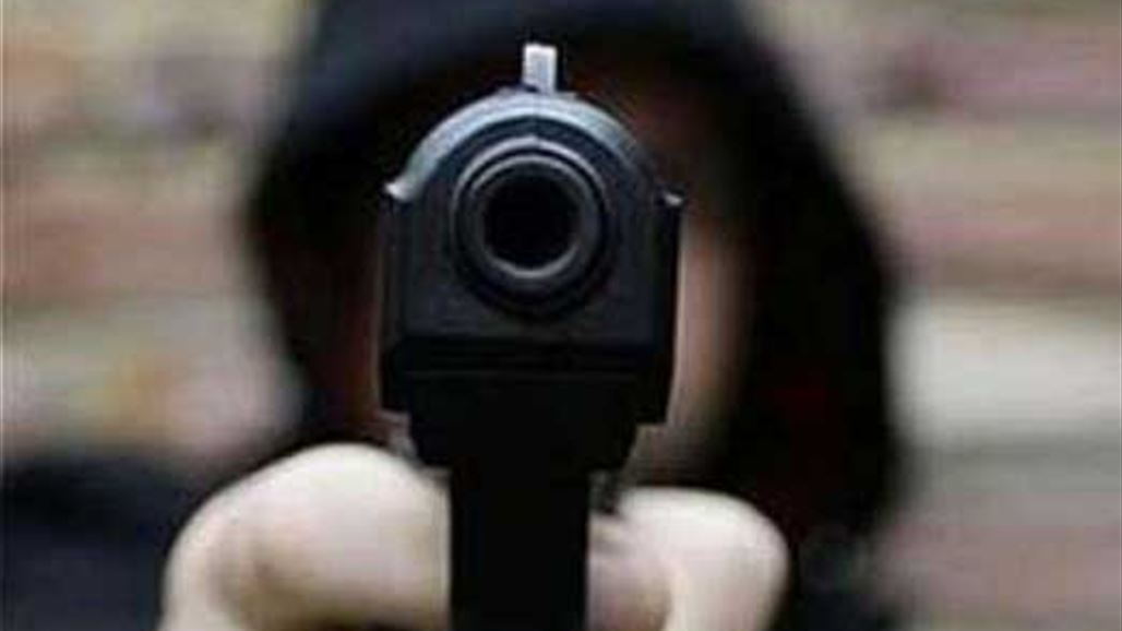 في أقل من دقيقتين موظف شجاع يقتل السارقين باحترافية