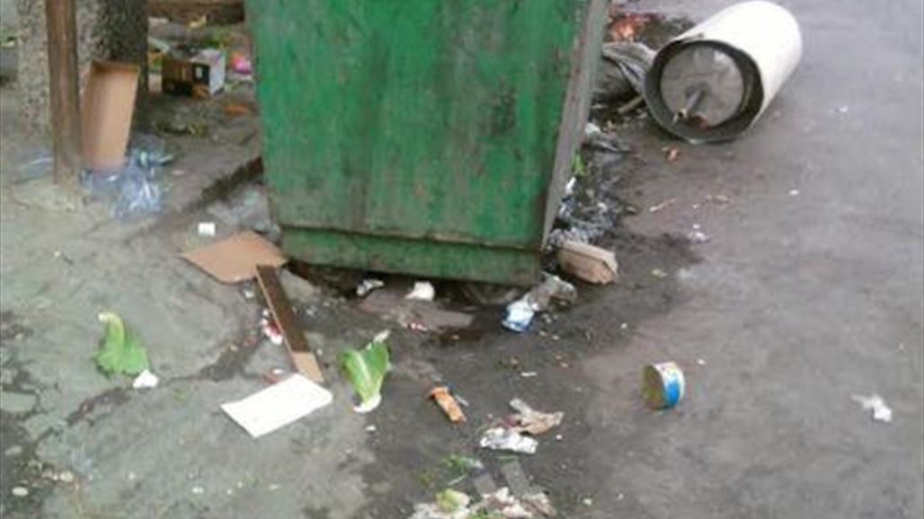 اهالي الكرادة يشكون تراكم النفايات وعدم صرف الاجور يقف وراء ذلك