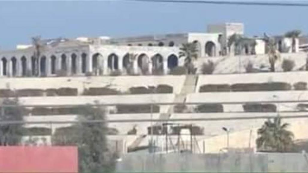 جندي عراقي يلتقط "سيلفي" داخل مرقد النبي يونس في الموصل