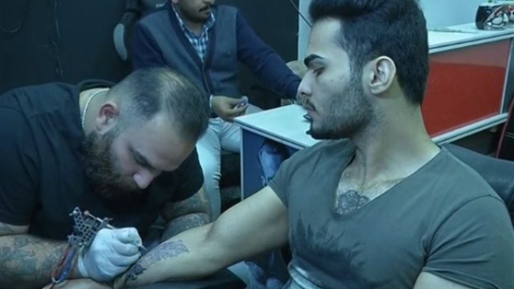 دق الوشم موضة تنتشر بين الشباب في بغداد