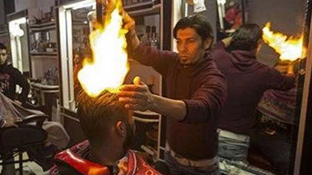 صدق أو لا تصدق.. حلاق يشعل النار برؤوس زبائنه