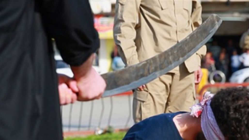 قطع رأس أحد عناصر "داعش" بسيف من صنعه في الموصل