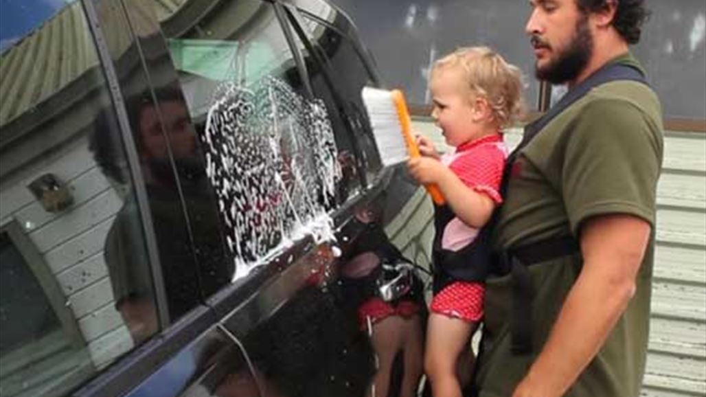 بالفيديو: ماء صابون وطفل.. كل ما تحتاجه لتنظيف سيارتك!