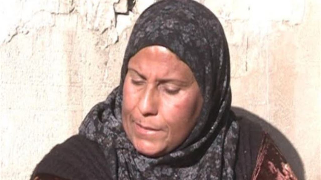 امرأة في كركوك تواجه المرض بتناول الأفاعي