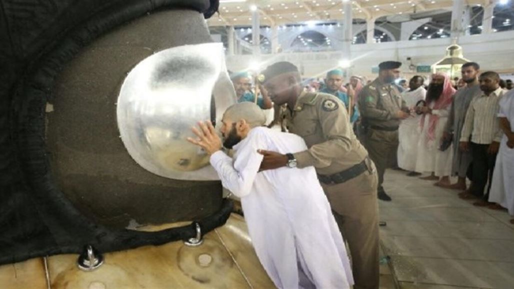 مشروع سعودي لتنظيم تقبيل الحجر الأسود وتعليب مياه زمزم