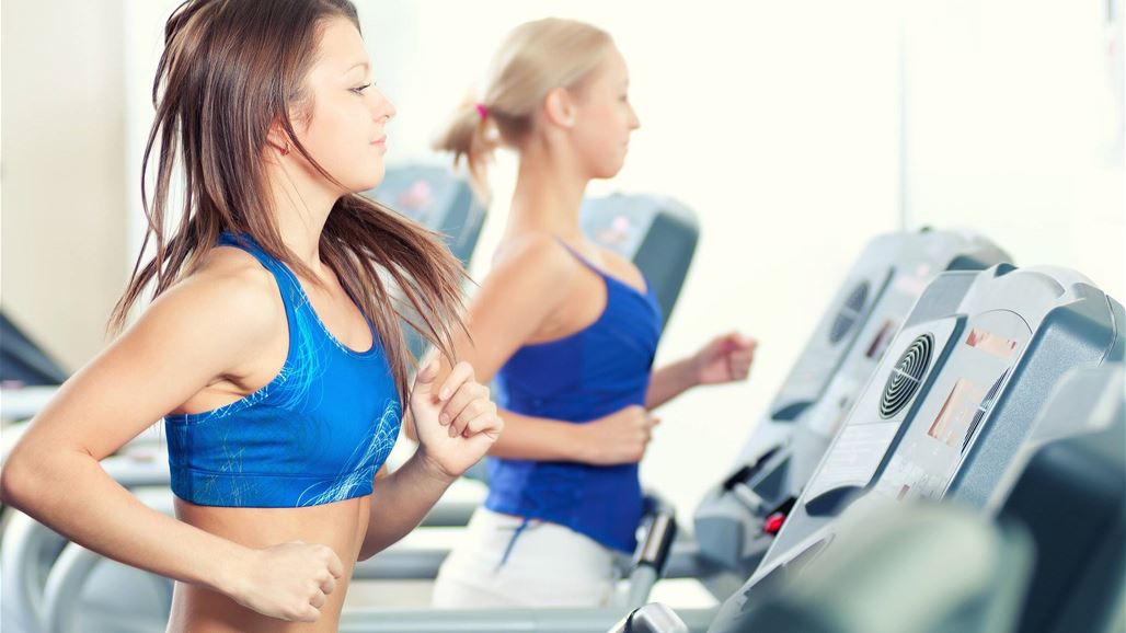 5 أخطاء ترتكبينها عند المشي على الـ"تريدمل"