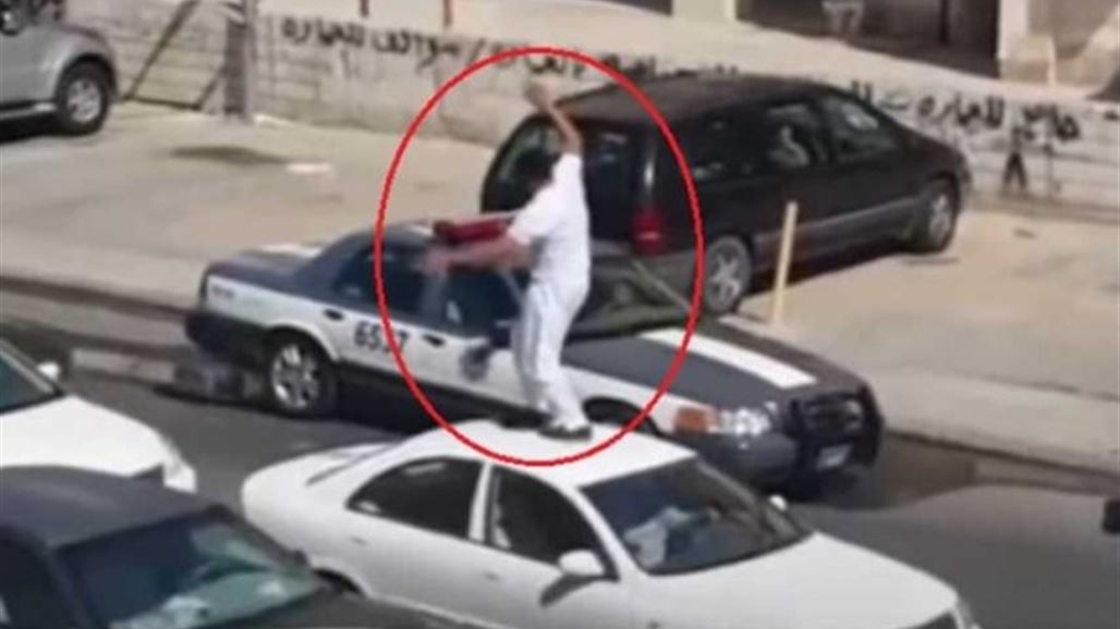 رجل أمن كويتي يخلع ملابسه ويرقص في الشّارع