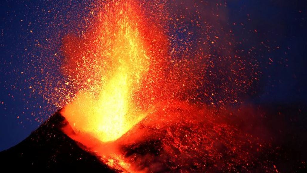 ثوران بركان عنيف في إيطاليا يصيب 10 أشخاص