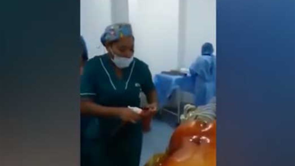 وصلة رقص وضحك حول مريض في غرفة العمليات