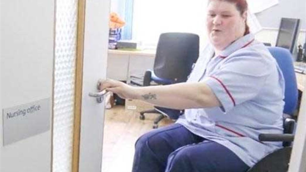 أوّل ممرضة على كرسي متحرك تسعف مرضاها