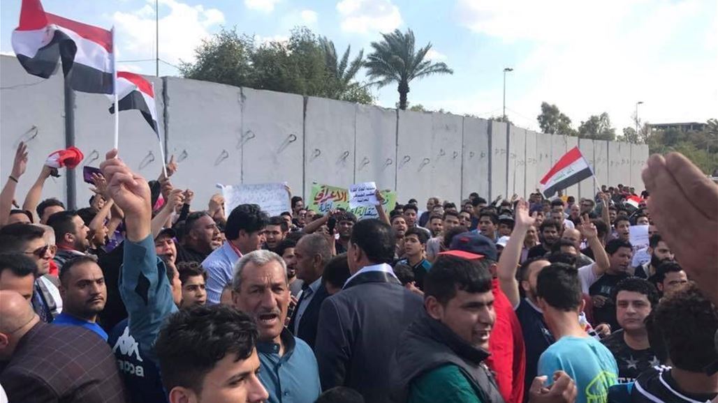 المتظاهرون يعتبرون قرارات اتحاد الكرة لا تمثل مطالبهم ويؤكدون تواصل التظاهرات