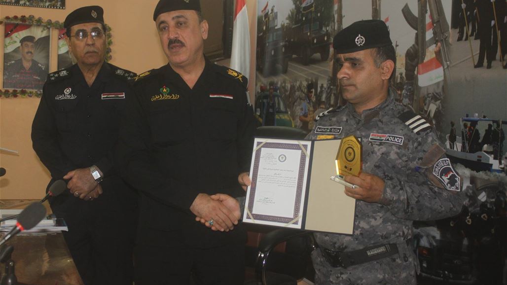 شرطة البصرة تكرم عريفاً عثر في سيارته على عشرات الملايين وأرجعها الى صاحبها