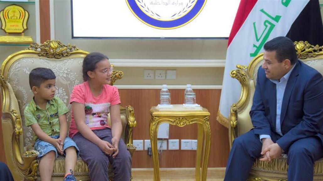 وزير الداخلية يلتقي الطفلة بنين ويتعهد بمعاقبة معذبيها