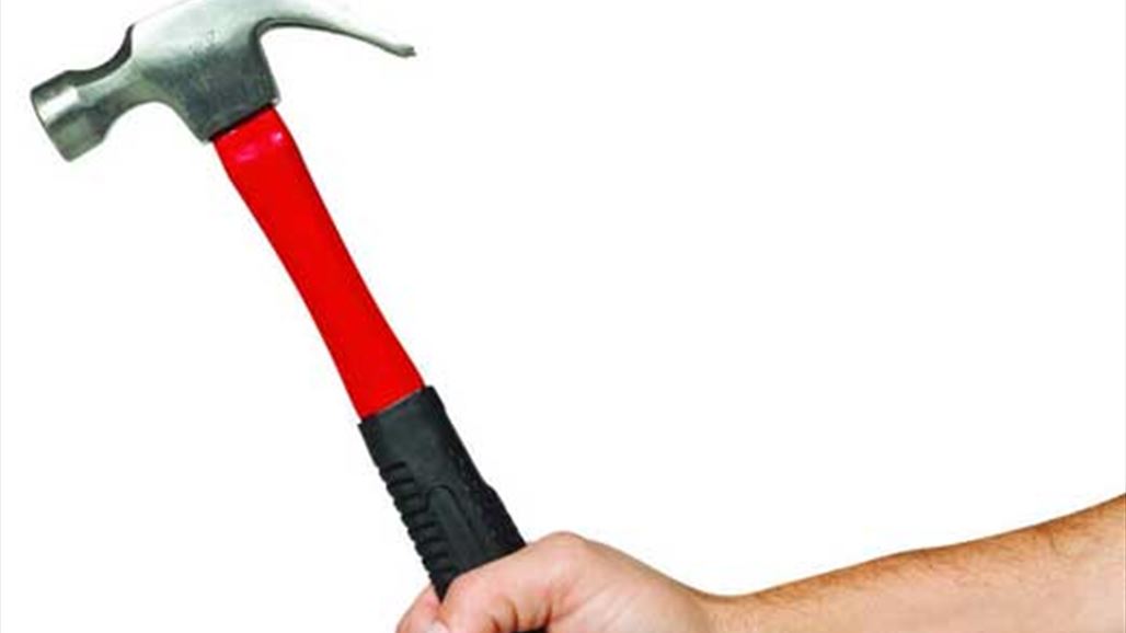 ضربها بالمطرقة لأنها لم تحضر العشاء!