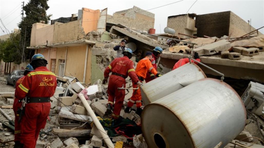 القوات الامنية تنقذ امرأة من تحت الانقاض بمنطقة مشيرفة بالموصل