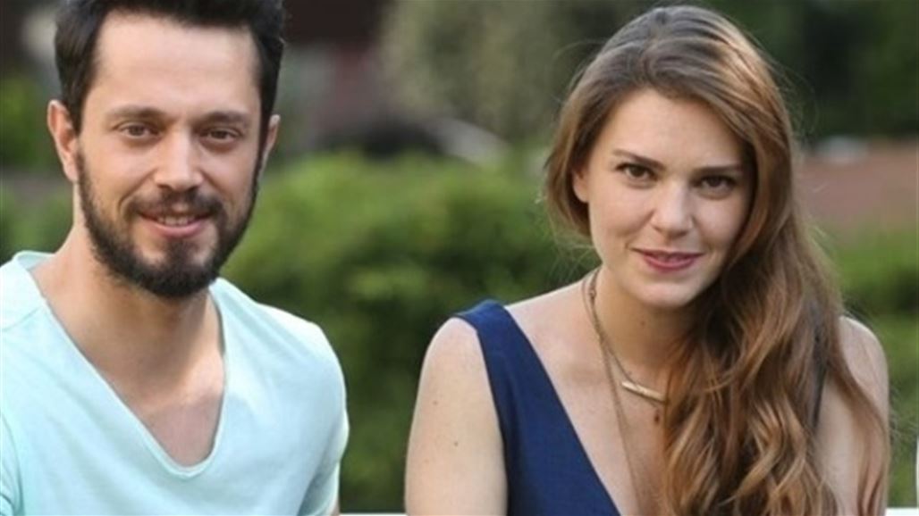 مطرب تركي شهير ينفصل عن خطيبته بسبب الاستفتاء