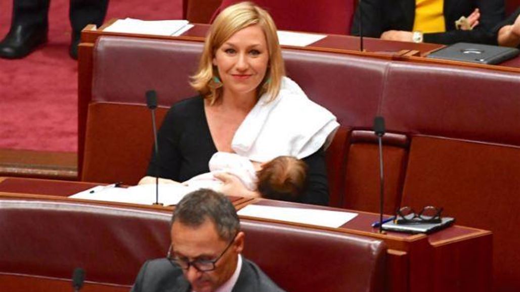 بالصورة: أرضعت طفلها خلال جلسة للبرلمان