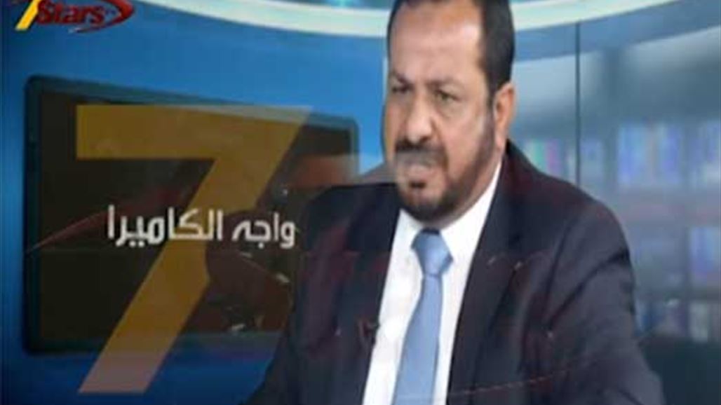 معركة على الهواء مباشرةً.. شتائم وتراشق بالأكواب!