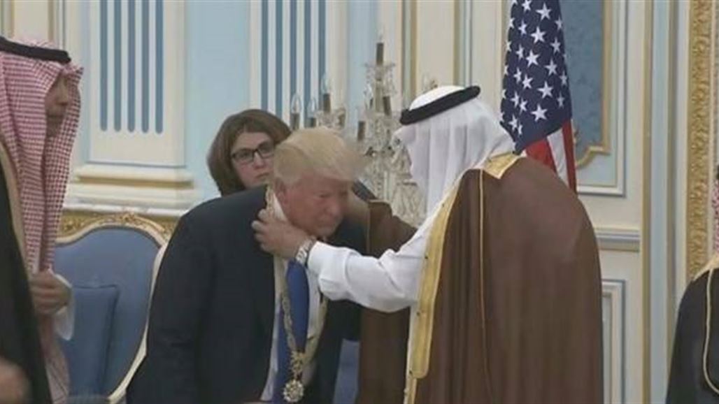 الملك سلمان يقلد ترامب بأرفع وسام سعودي