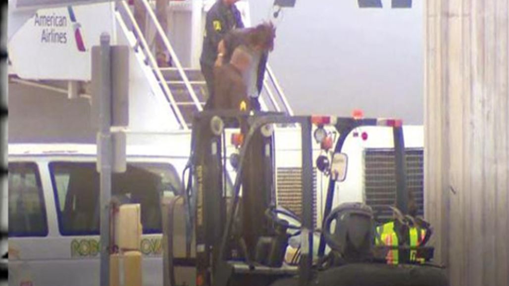 اعتقال مسافر تركي حاول اقتحام مقصورة طائرة أمريكية