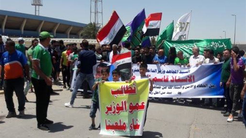 مدربو ولاعبو وجمهور نادي الشرطة يتظاهرون مطالبة بإكمال ملعب النادي