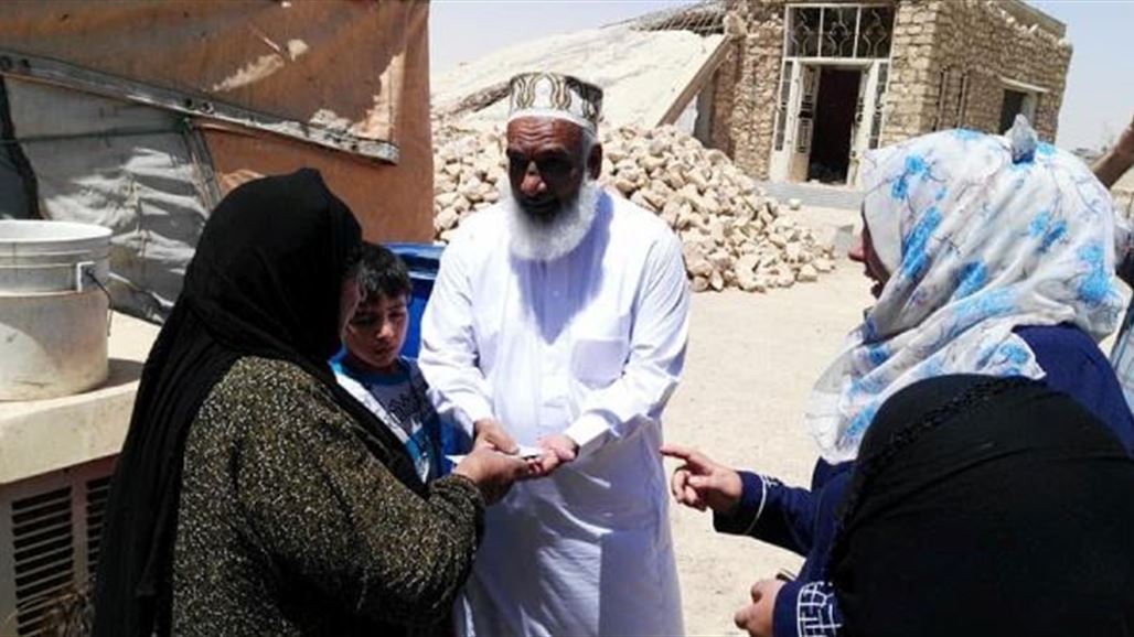 بالصور.. باكستاني يمنح مساعدات مالية لأهالي الرمادي