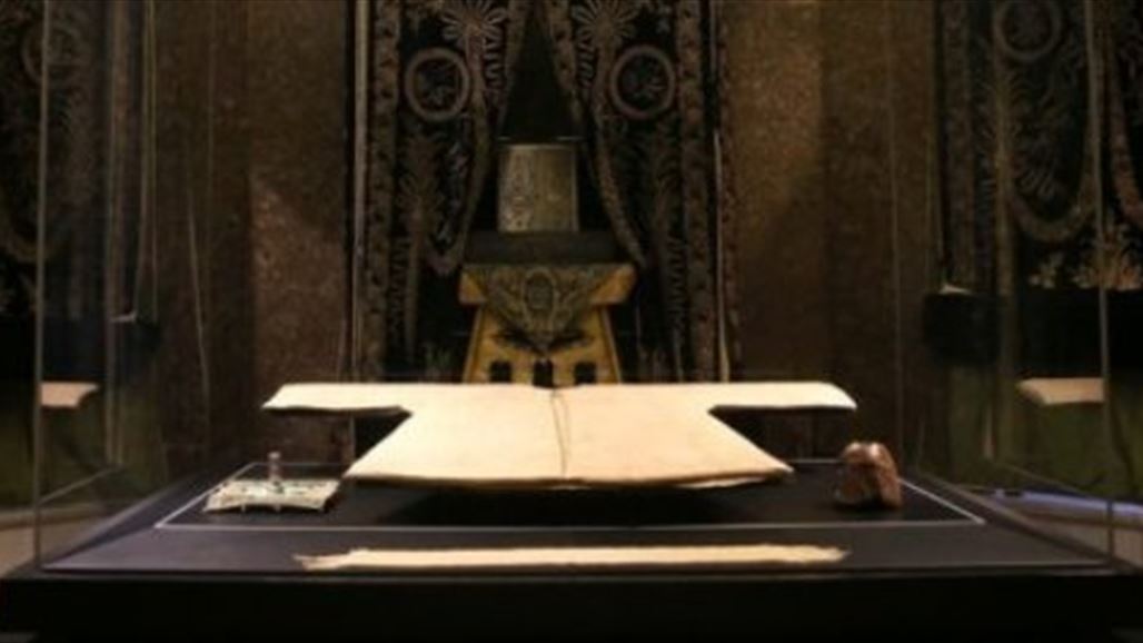 مسجد بإسطنبول يفتح أبوابه لرؤية "بردة" النبي محمد