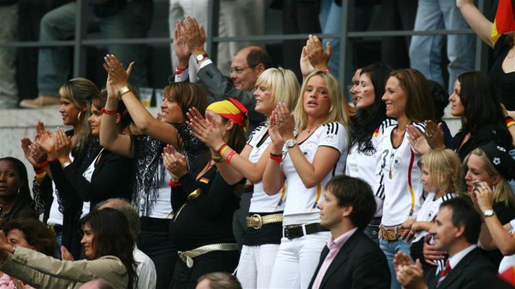 بالصور: في نهائي كارديف نسوة قطعن قلوبهن دعما لأزواجهن النجوم