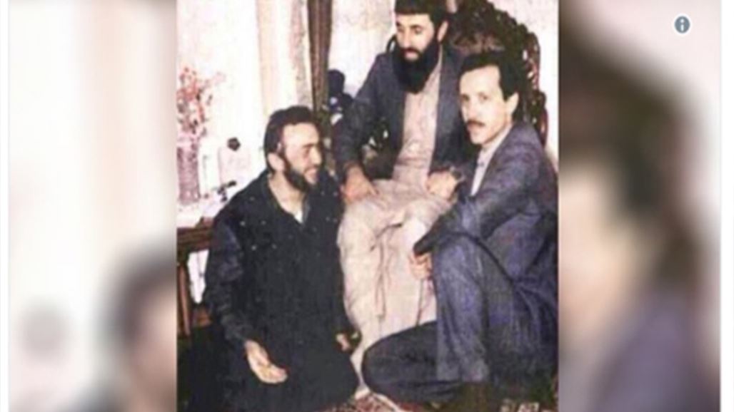 موقع سعودي ينشر صورة لأردوغان وهو راكع أمام حكمتيار