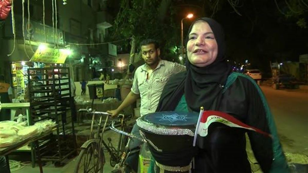 الجنس اللطيف ينافس على مهنة المسحراتي