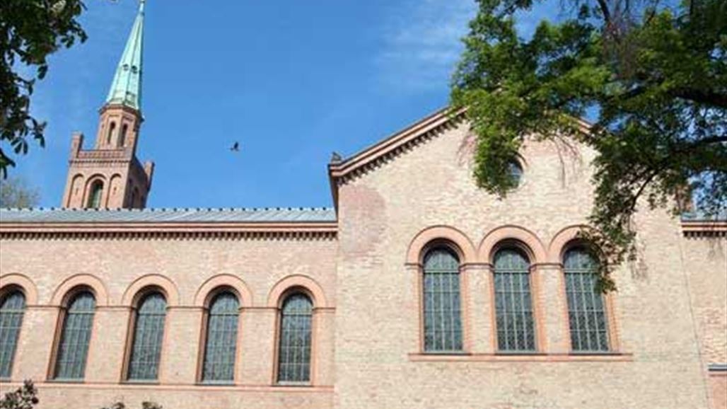 بالصور: مسجد داخل كنيسة تتولى فيه امرأة الإمامة