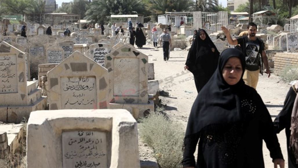 بالصور.. معايدة أصحاب الشواهد