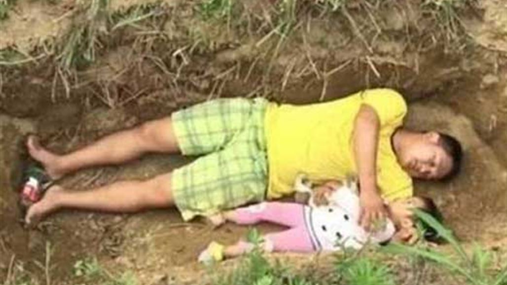 لهذه الاسباب يضع طفلته في القبر يومياً