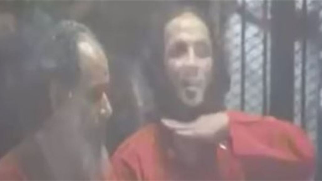 محكوم بالإعدام مدان بـ"الإرهاب" بمصر يهدد قاضي محكمة من داخل القفص