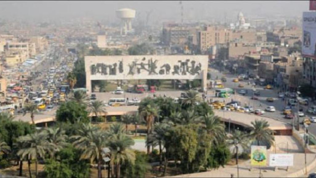 بالصور .. عملاق بمحاذاة نصب التحرير فرحاً بتحرير الموصل