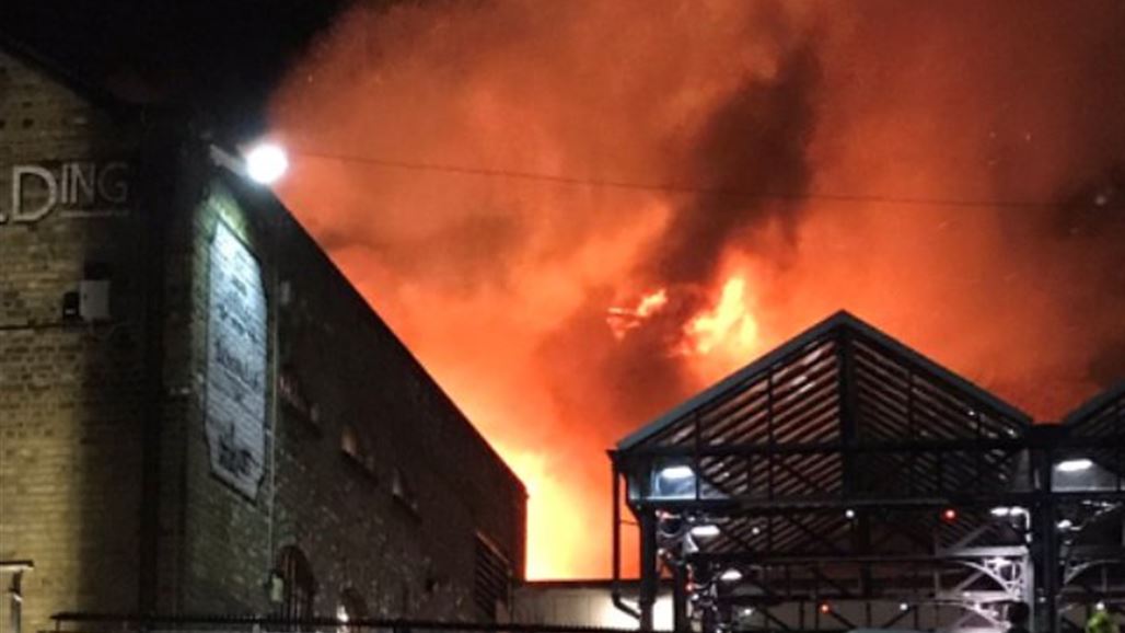 اندلاع حريق كبير بسوق شعبي في لندن