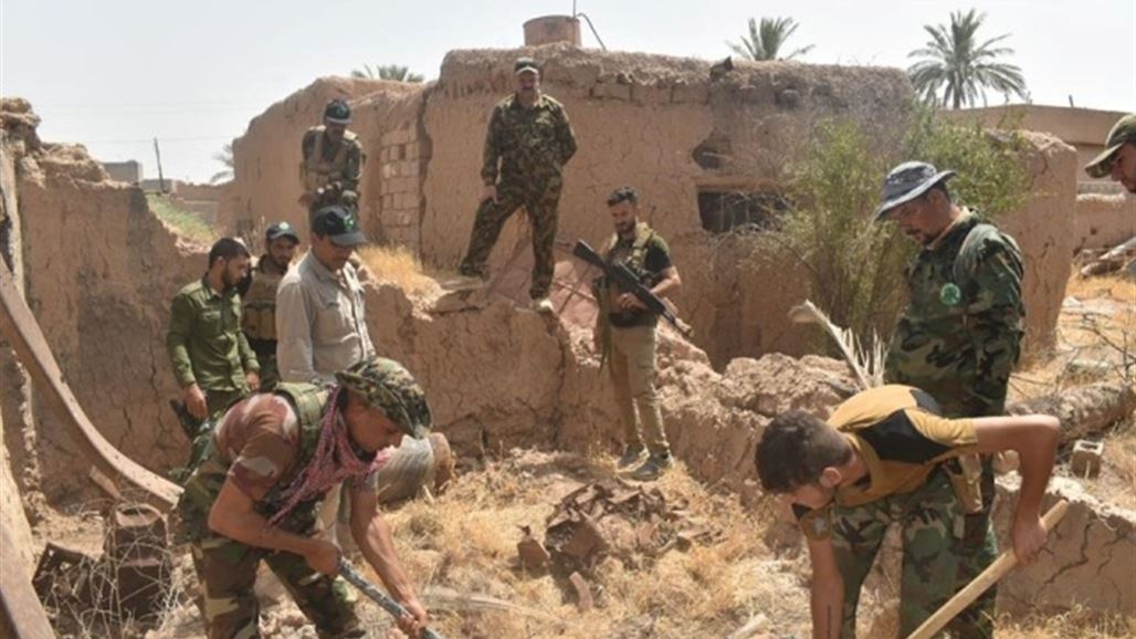 بالصور .. الحشد الشعبي يضبط "جحورا لداعش" في بساتين ديالى