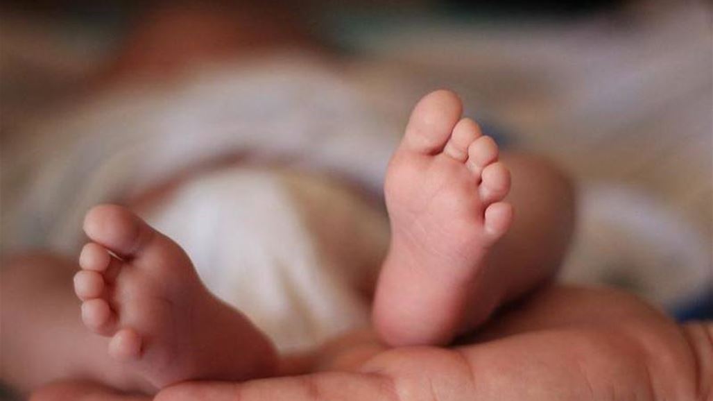 طفل في رحم أمه ينقذ حياته وحياة والدته!