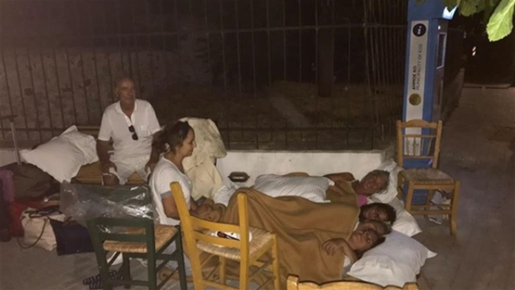 بالصور .. الأتراك يفترشون الشوارع عقب زلزال بحر إيجة