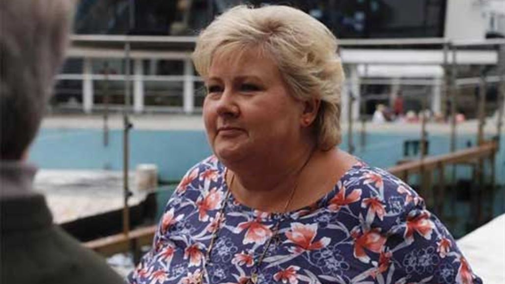 بالفيديو: رئيسة وزراء تلاعب أسد البحر