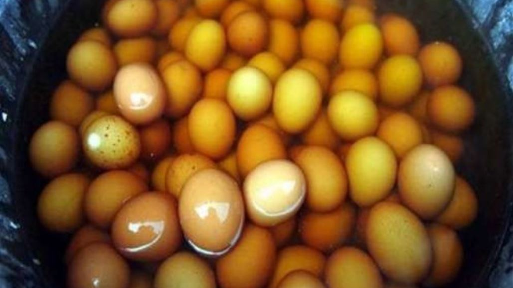 صينيون يسلقون البيض في "البول" لهذه الأسباب
