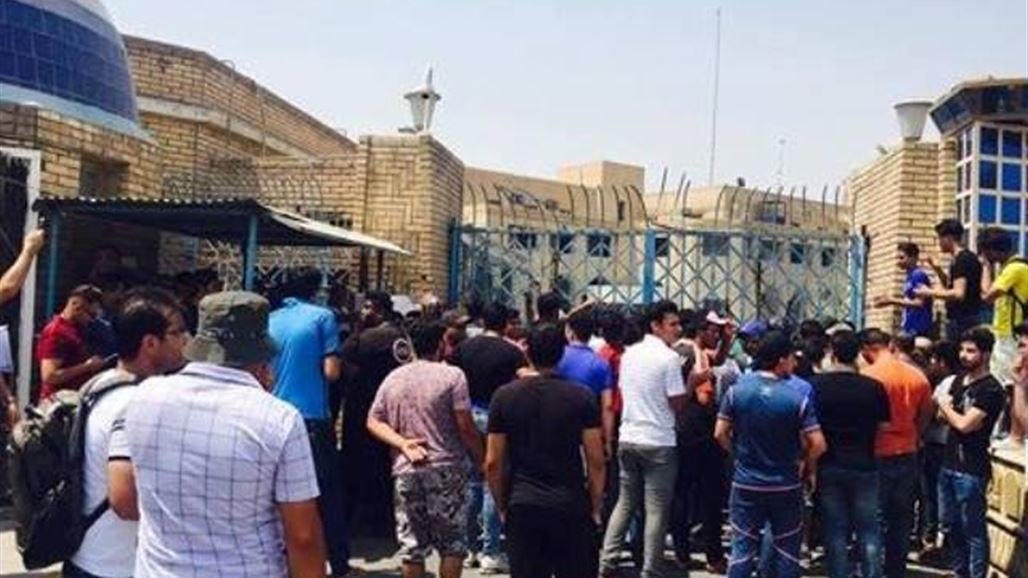 بالصورة.. العشرات من مشجعي الميناء يتظاهرون أمام شركة الموانيء في البصرة